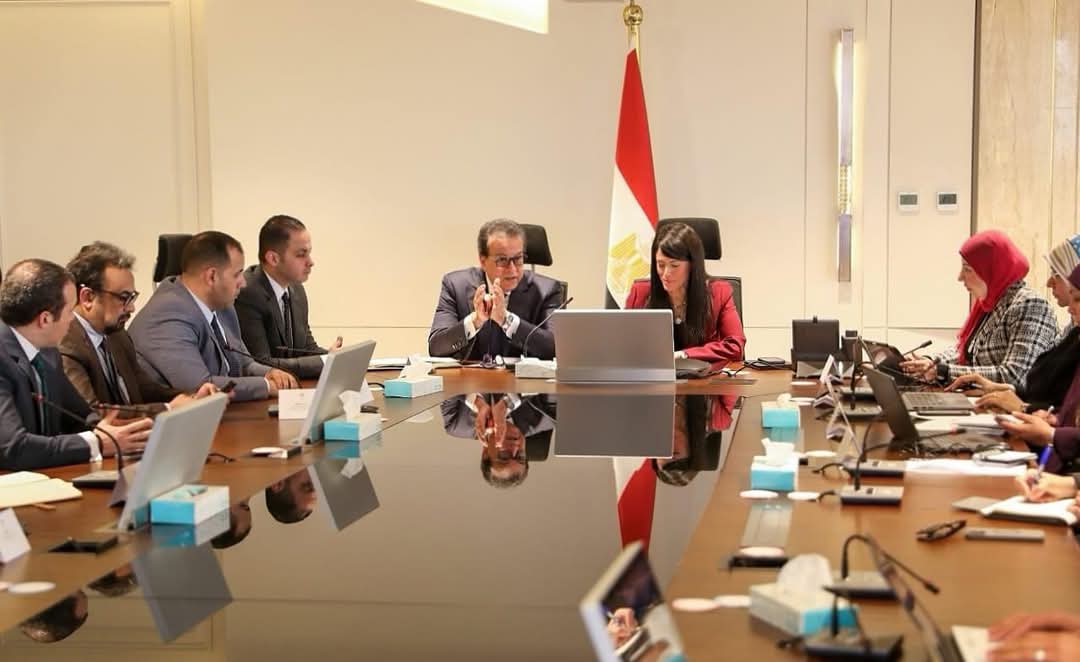 نائب رئيس الوزراء ووزيرة التخطيط يناقشان الخطة الاستثمارية لوزارة الصحة 