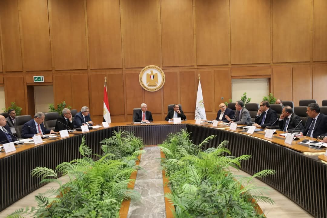 عاشور يرأس اجتماع المجلس الأعلى لشئون المعاهد العالية الخاصة