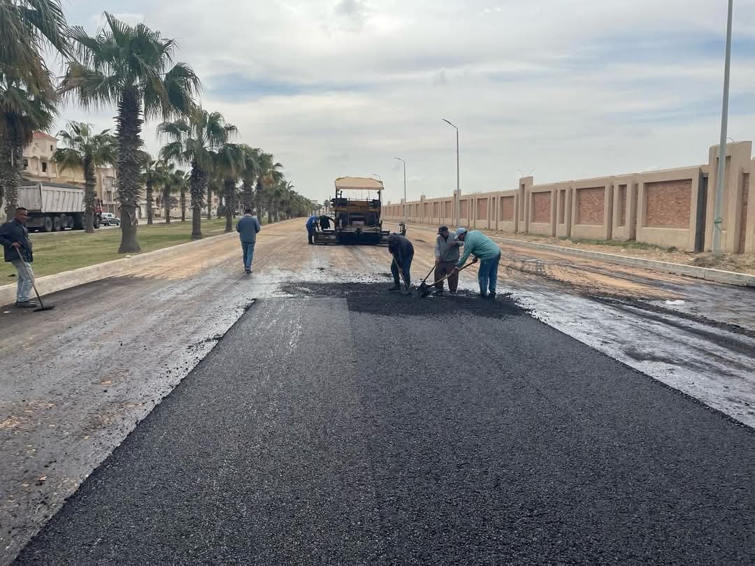 وزير الإسكان يتابع مشروعات تطوير طرق ومرافق " سكن لكل المصريين" ببرج العرب الجديدة