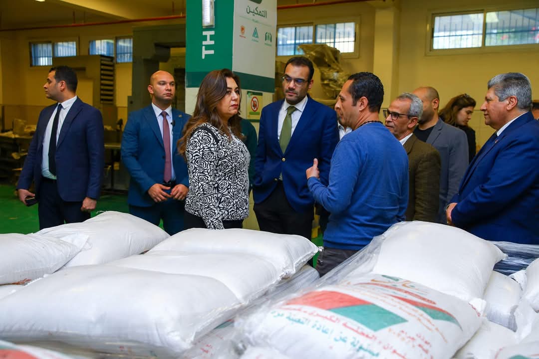 وزيرة التنمية المحلية تزور مقر بنك الطعام المصرى