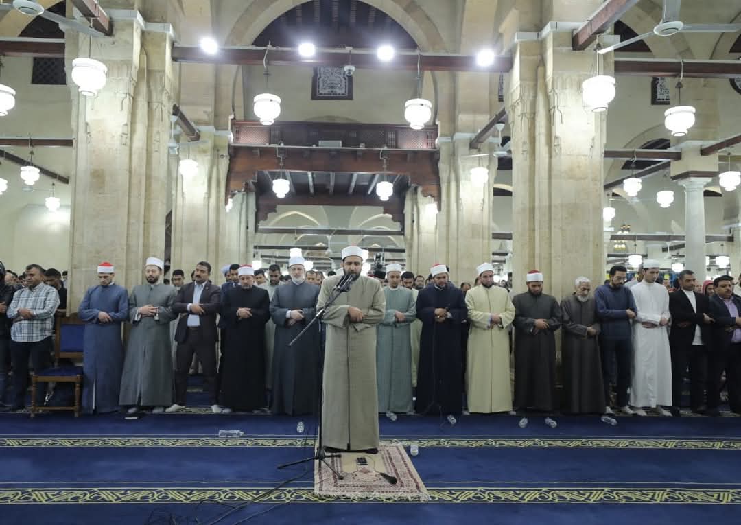 آلاف المصلين من مصر والعالم يؤدون صلاتى العشاء والتراويح بالجامع الأزهر