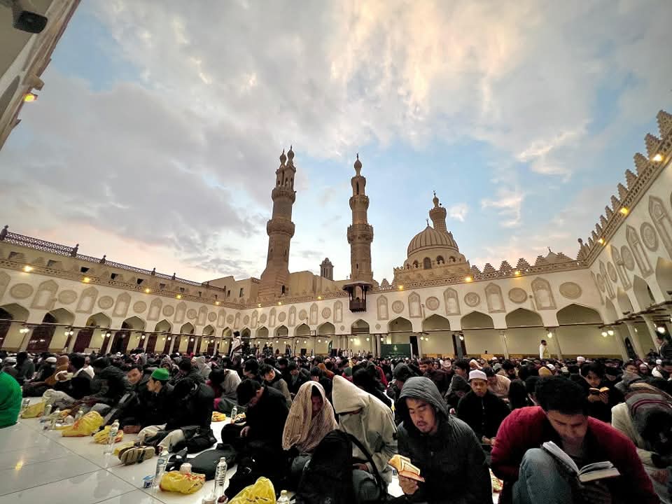 الآلاف صلوا التراويح بالجامع الأزهر برواية حفص عن عاصم  - الخبر لايف