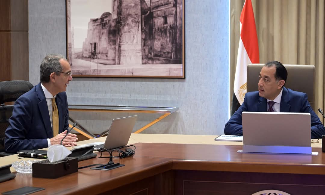 رئيس الوزراء يُتابع مع وزير الاتصالات  ملفات العمل 