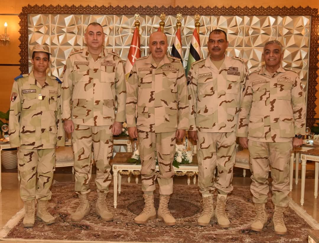 الفريق أحمد خليفة يتناول وجبة الإفطار مع مقاتلى هيئة الإمداد والتموين