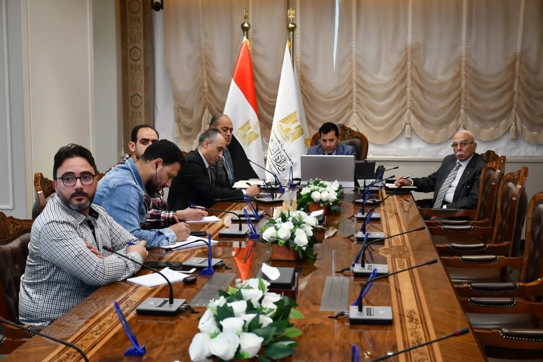 وزير الشباب والرياضة يبحث مع اتحاد الإسكواش واللاعبين خطط التطوير
