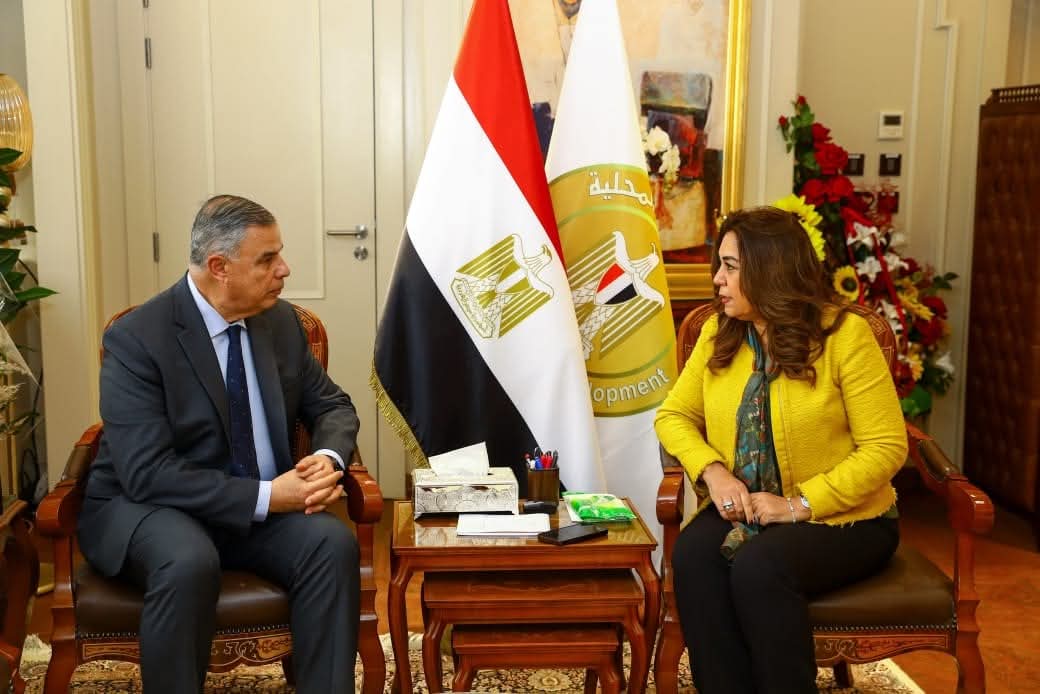 وزيرة التنمية المحلية تتابع مع محافظ الإسكندرية توفير السلع الغذائية