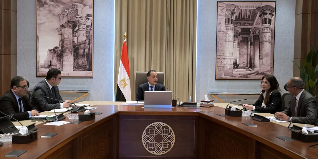رئيس الوزراء يتابع الخطة الإستراتيجية لتحلية مياه البحر