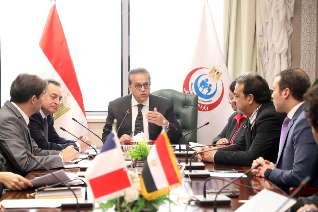  وزير الصحة يبحث مع السفير الفرنسى التعاون فى الرعاية الصحية 