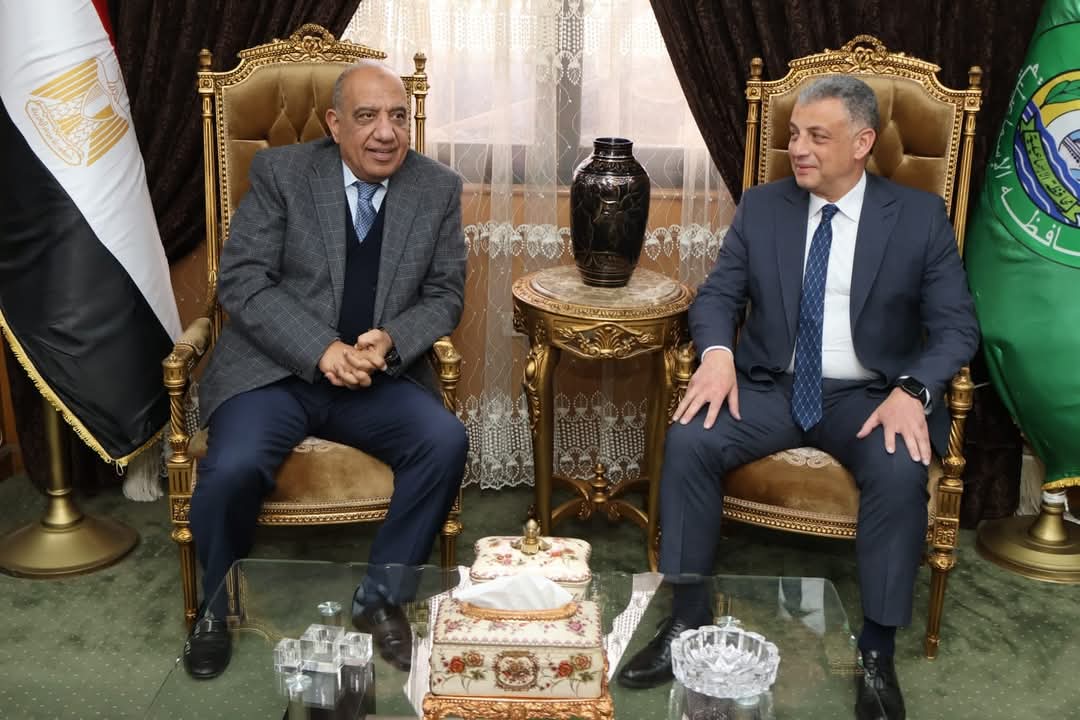 عصمت يبحث رفع كفاءة وتطوير الشبكة الكهربائية