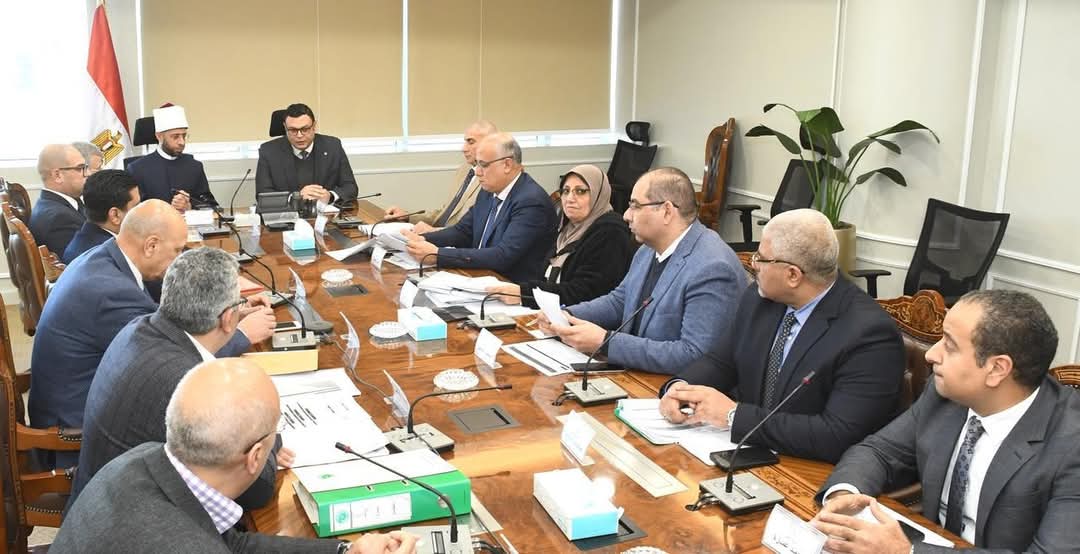 وزيرا الإسكان والأوقاف يبحثان سبل التعاون فى عدد من الملفات المشتركة