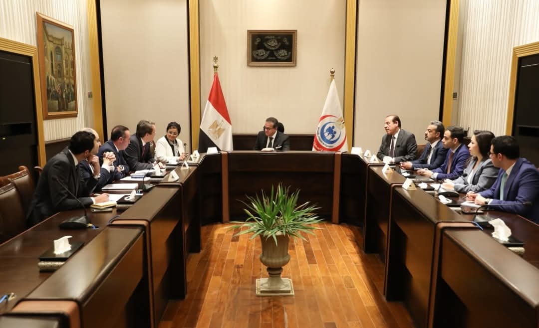 وزير الصحة يبحث مع شركة "سانوفي" التوسع فى تصنيع الدواء 
