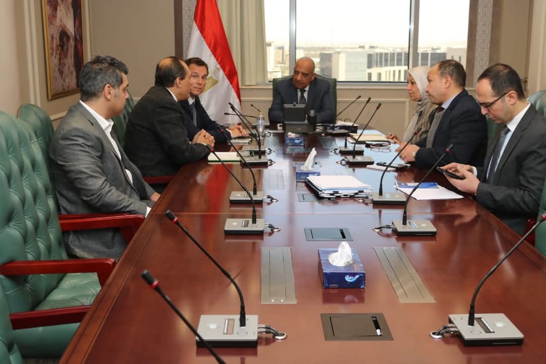 وزير الكهرباء يبحث مع  "شنايدر إليكتريك" التعاون فى خفض الفقد وتطوير مراكز التحكم وشبكات التوزيع