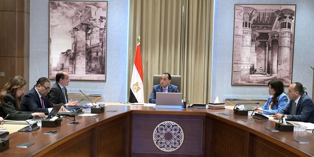 رئيس الوزراء يتابع  مع وزير المالية تنفيذ بنود الحزمة الاجتماعية 