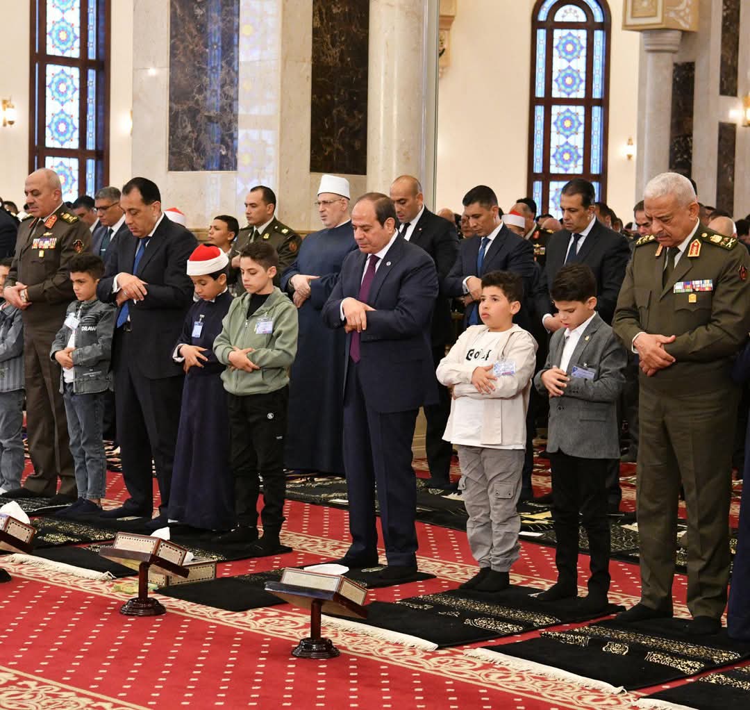 الرئيس يؤدى صلاة عيد الفطر المبارك بمسجد المشير طنطاوى
