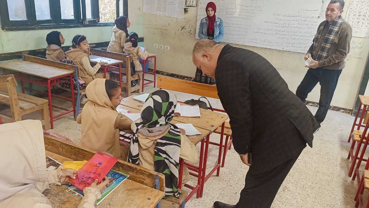 وكيل تعليم الفيوم يشهد طابور الصباح .. ويُكرم أحد المعلمين