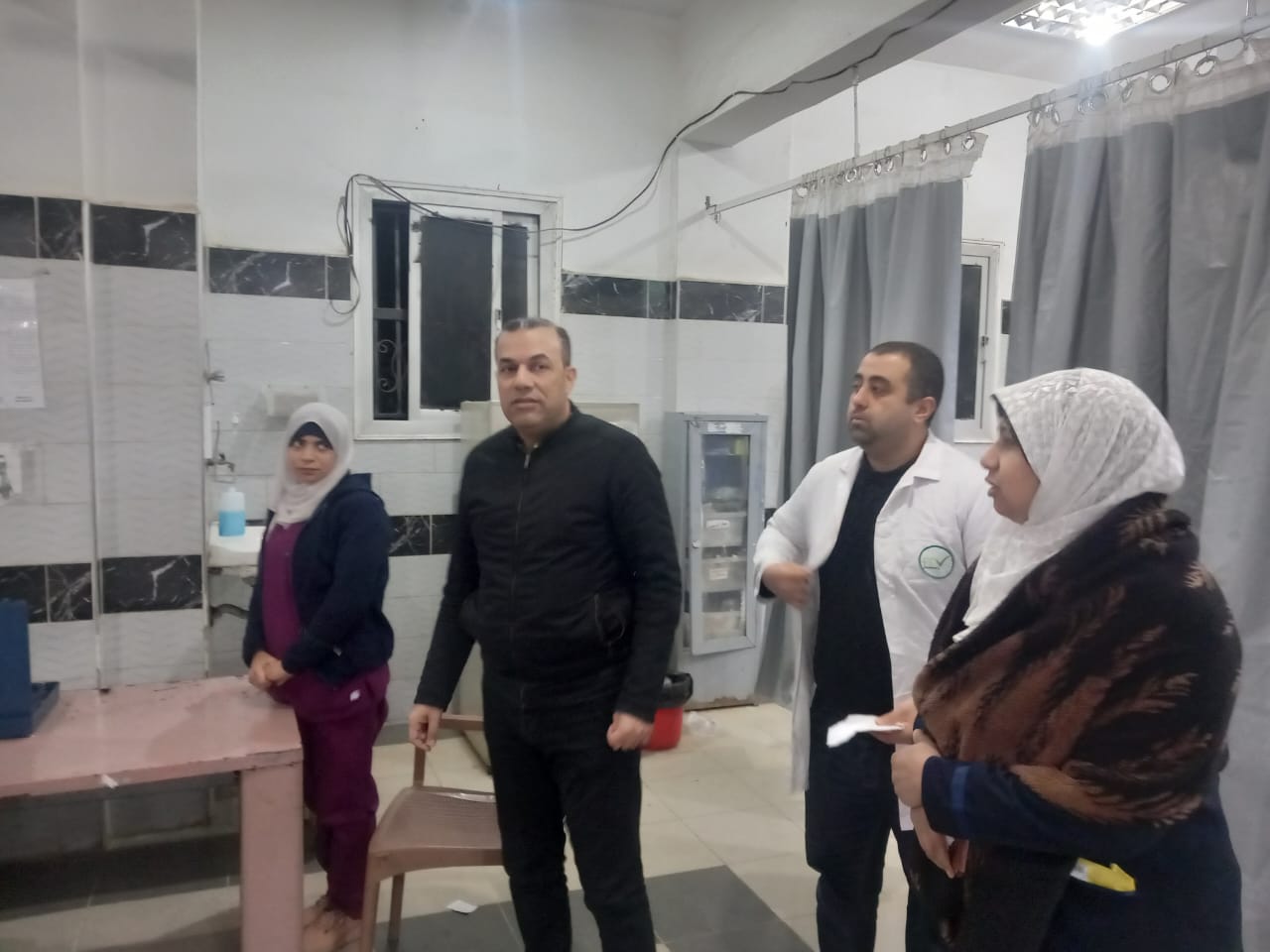 وكيل الصحة يواصل جولاته المسائية بالمرور على مستشفى شبراخيت