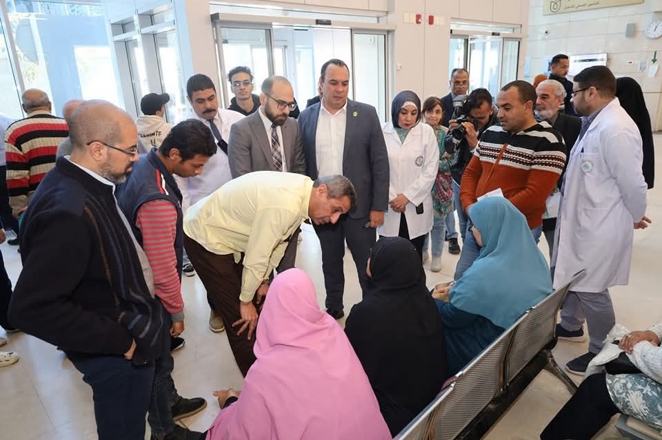 محافظ السويس يتفقد المجمع الطبي لمتابعة الخدمات الصحية المقدمة للمواطنين