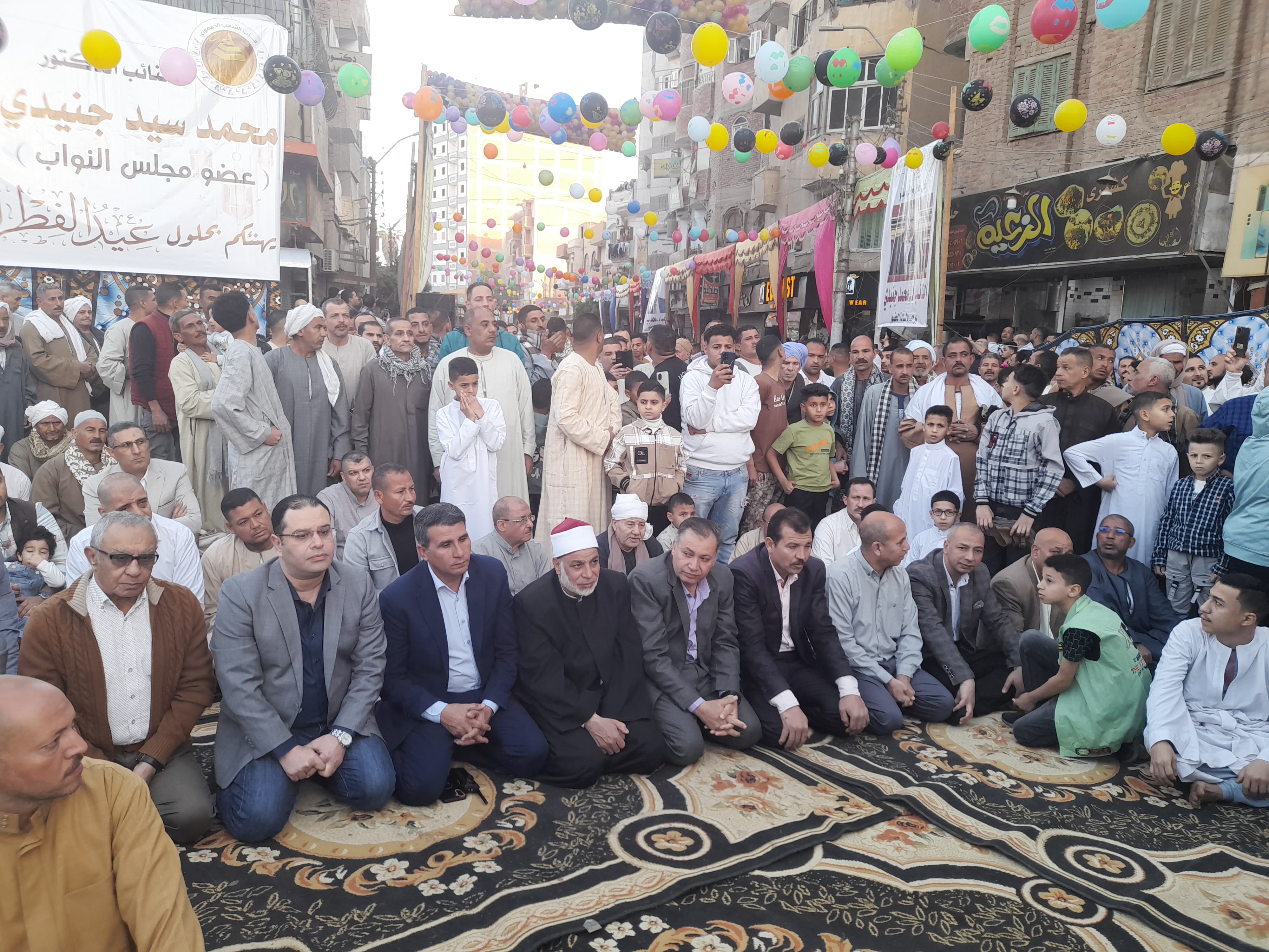 المئات يؤدون صلاة عيد الفطر بساحة بمركز ناصر فى بني سويف "صور"