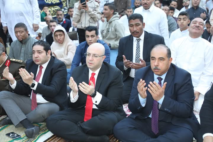 محافظ بني سويف يؤدي صلاة عيد الفطر بساحة مسجد عمر بن عبدالعزيز ويهُنئ المواطنين