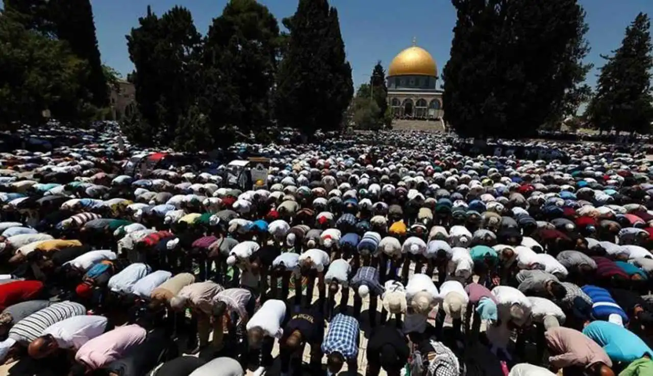 120 ألف مصلٍ .. يؤدون صلاة العيد في المسجد الأقصى