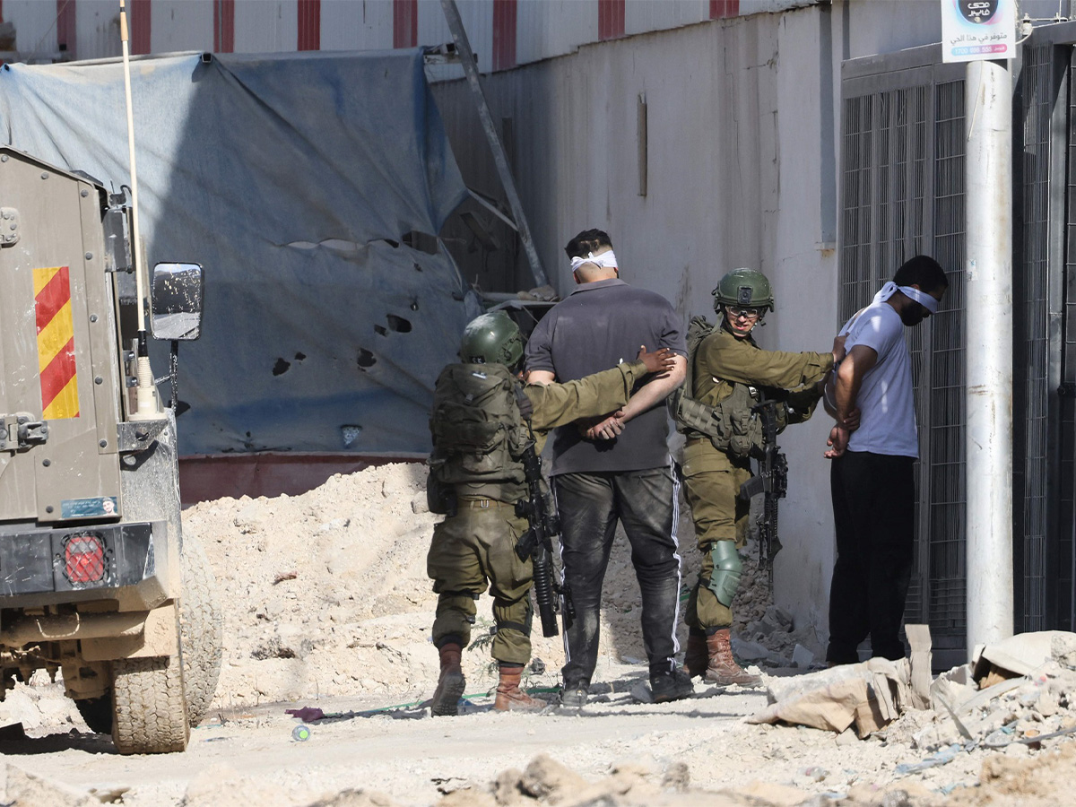 الاحتلال الإسرائيلي .. يعتقل 34 فلسطينيا من الضفة الغربية