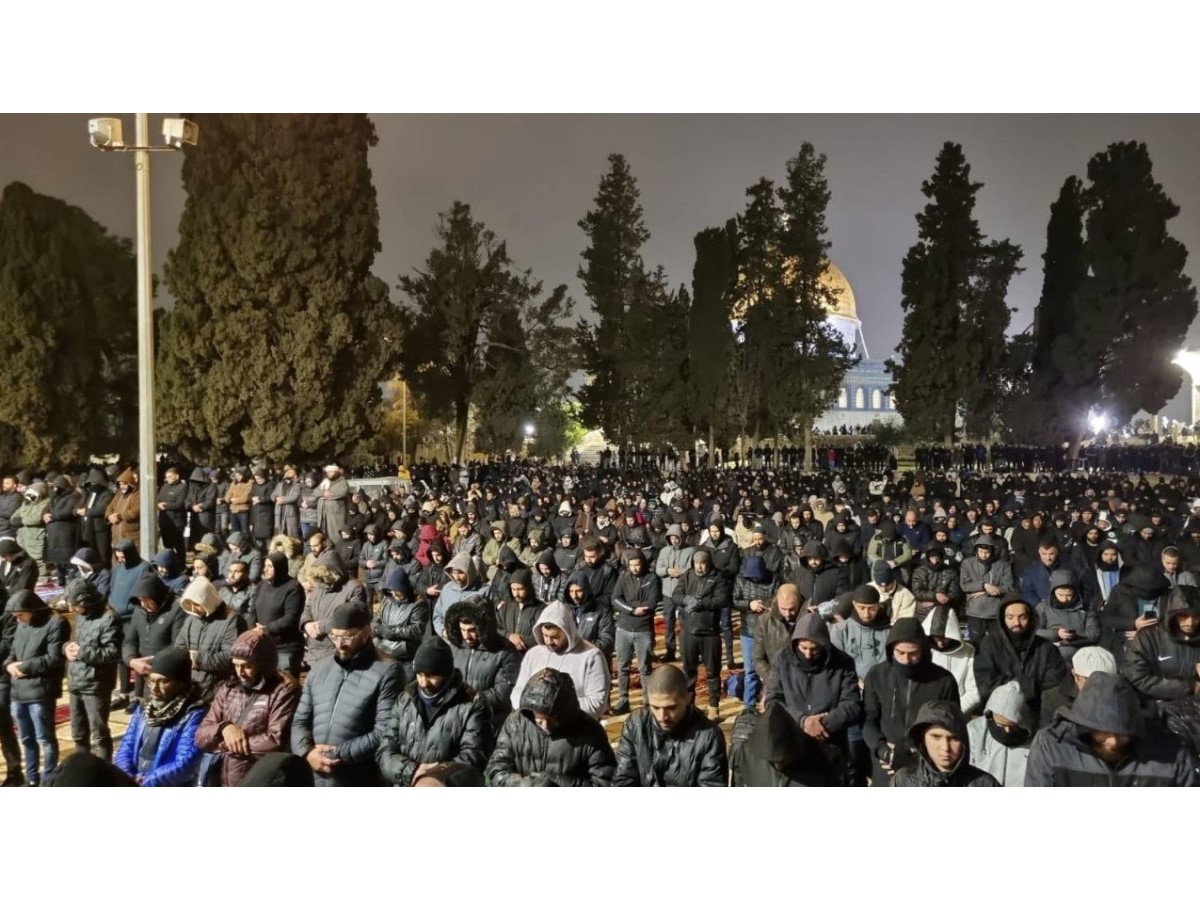 عشرات الآلاف .. يؤدون صلاتي العشاء والتراويح في المسجد الأقصى
