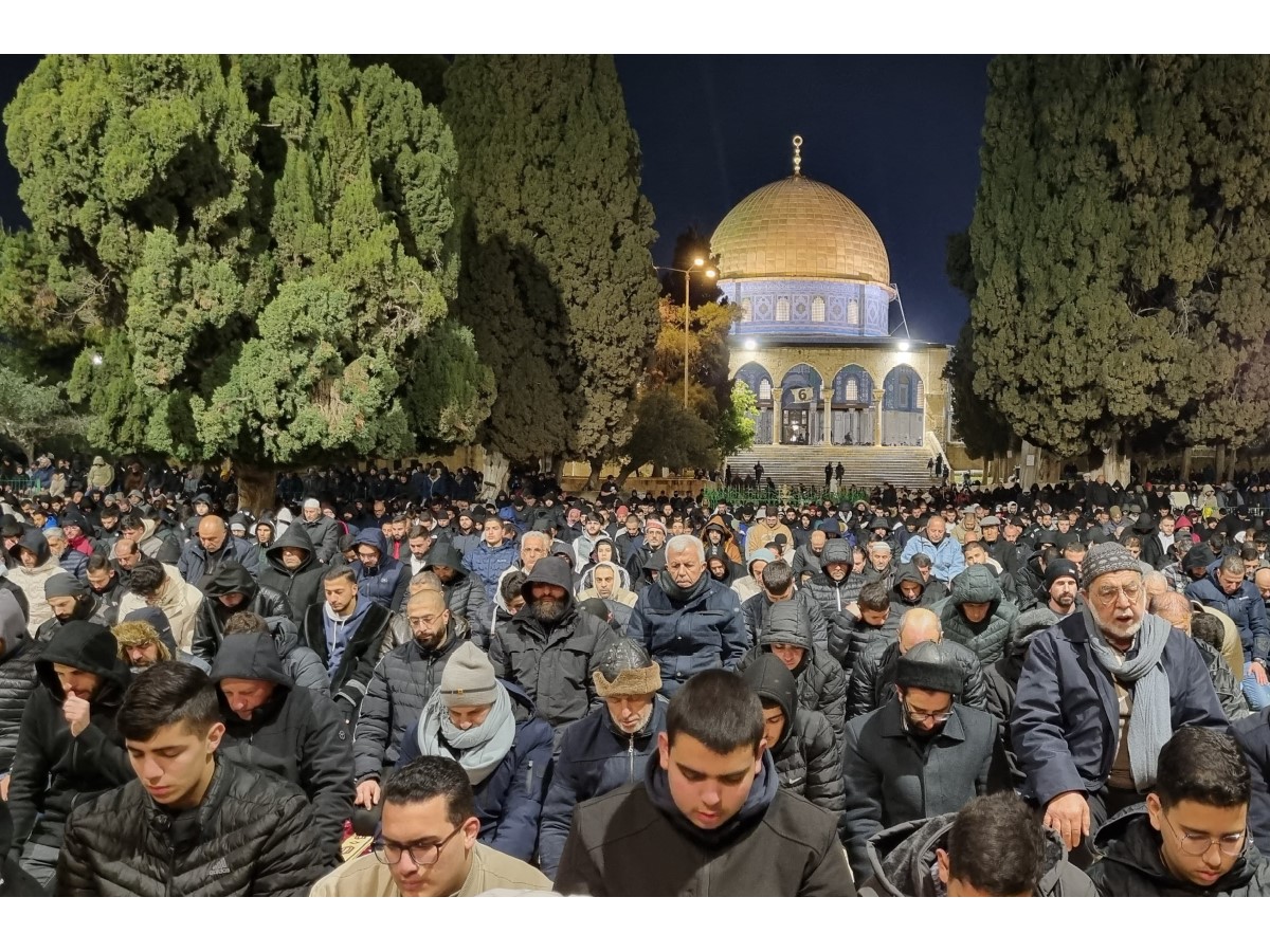 آلاف الفلسطينيين .. يؤدون صلاتي العشاء والتراويح في المسجد الأقصى