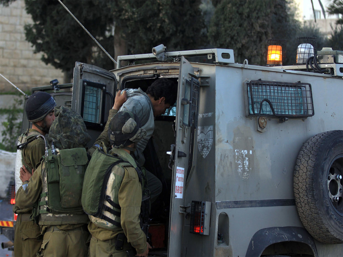 الاحتلال الإسرائيلي يعتقل 17 فلسطينيا .. في عدة مناطق بالضفة الغربية