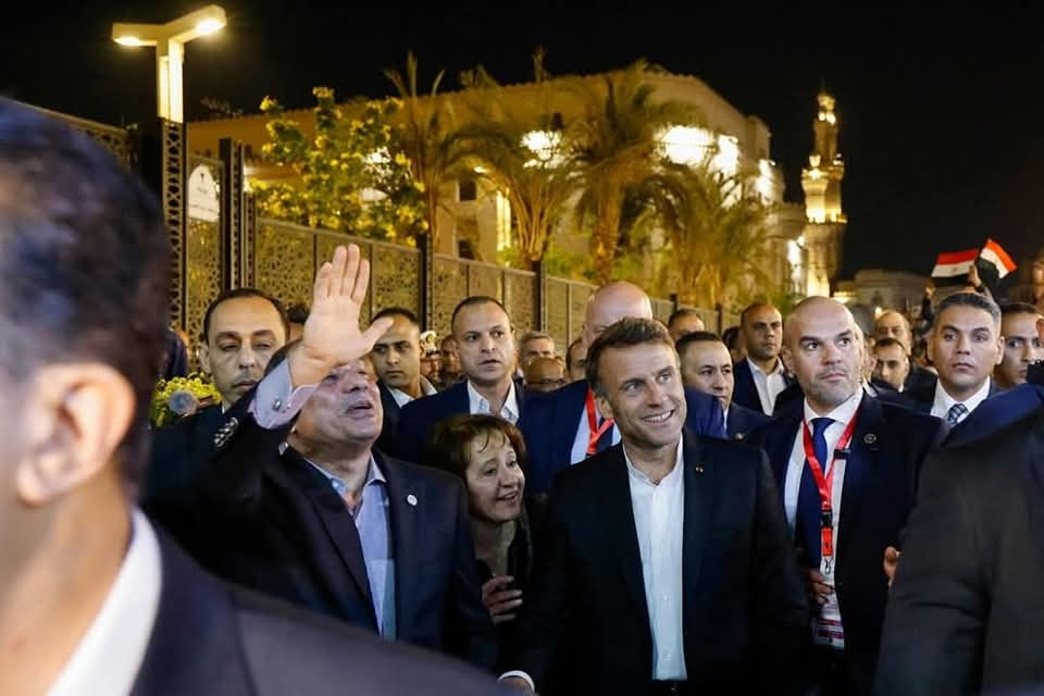 الرئيس السيسي وماكرون «بين الناس» في وسط القاهرة .. هذه هي مصر