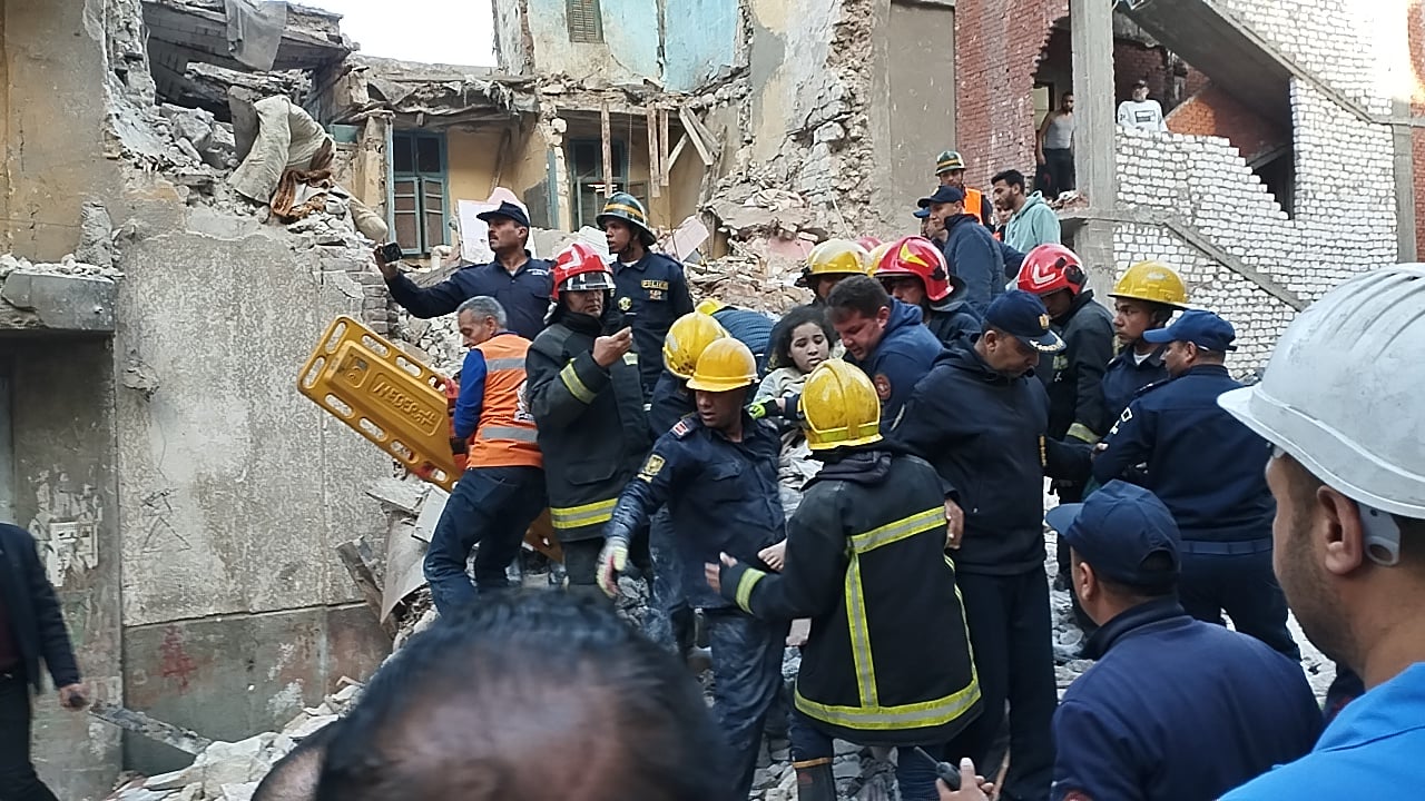 المحافظ: لجنة لتحديد أسباب انهيار عقار اللبان بالإسكندرية..وسكن مؤقت للمصابين