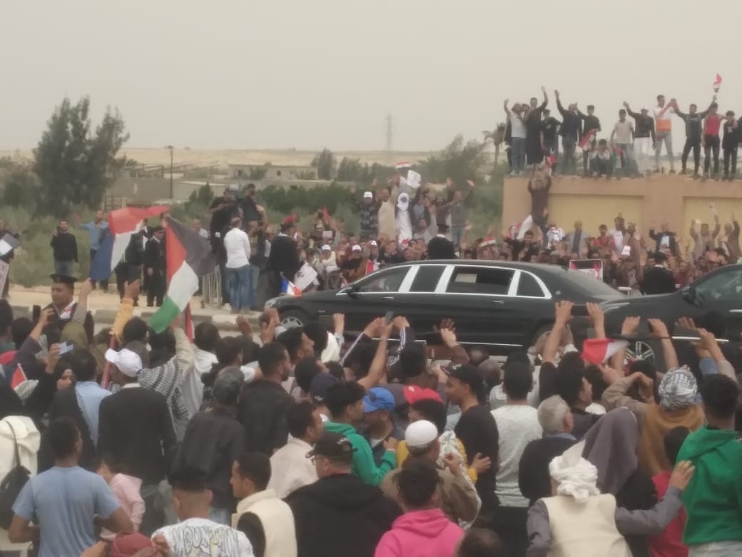 الرئيس يقوم بتحية الحشود الجماهيرية أمام مطار العريش