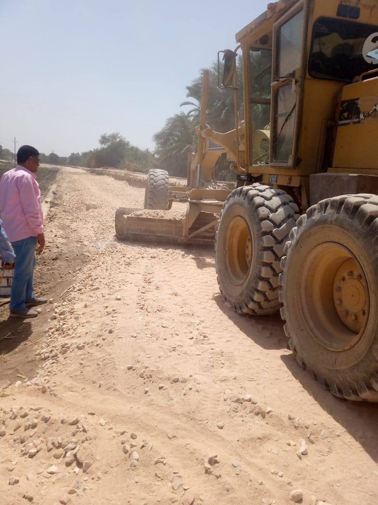 استجابة سريعة لمطالب أهالي أرمنت: فتح الطريق البديل المجاور لخط قطار المصنع
