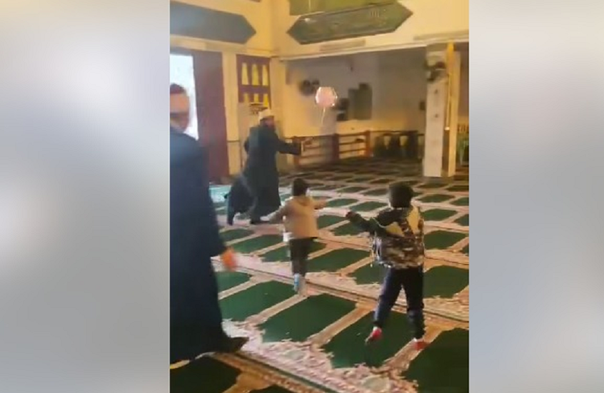 الأوقاف تعليقاً على فيديو الإمام: الرسول الكريم كان يُلاعب أحفاده داخل المسجد