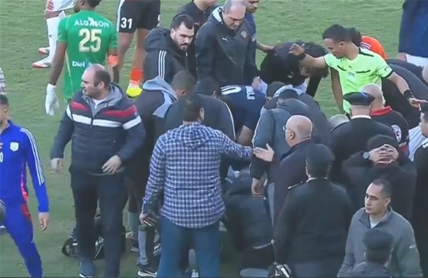 مشرف الكرة بفاركو.. يطمئن على اللاعب أحمد قندوسى
