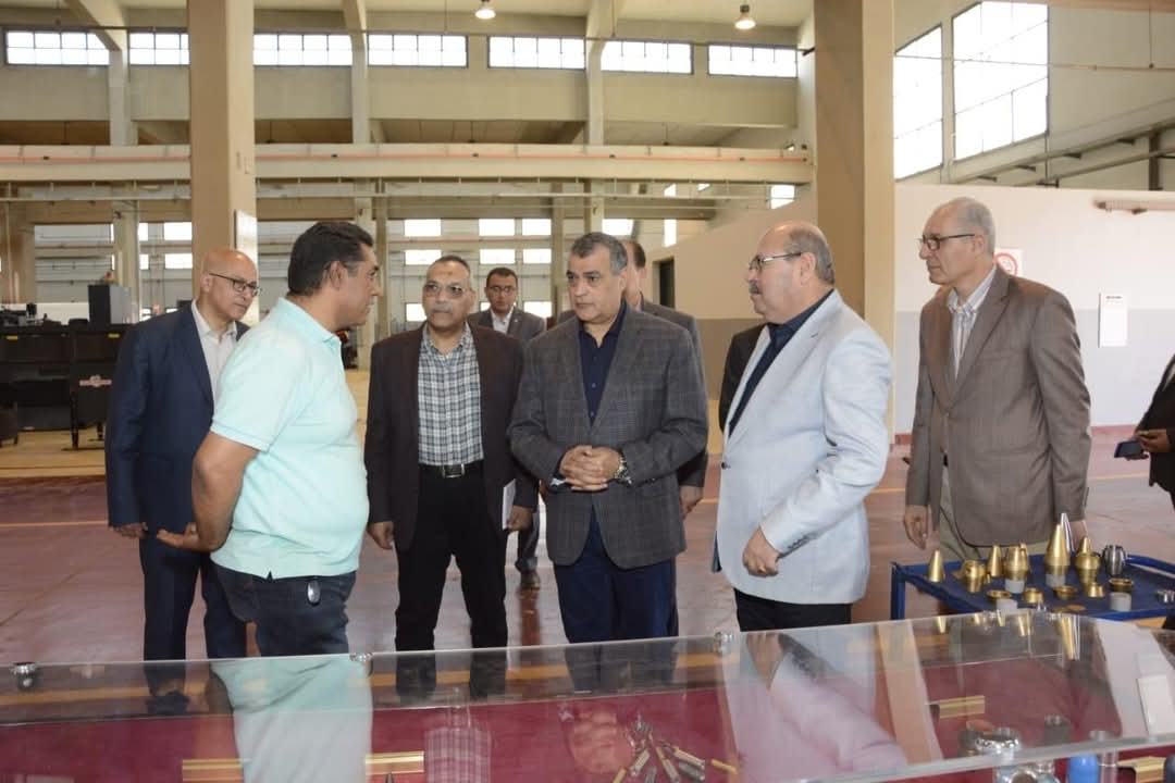 وزير الإنتاج الحربي يتابع سير العملية الإنتاجية ب مصنع 18و300 الحربى