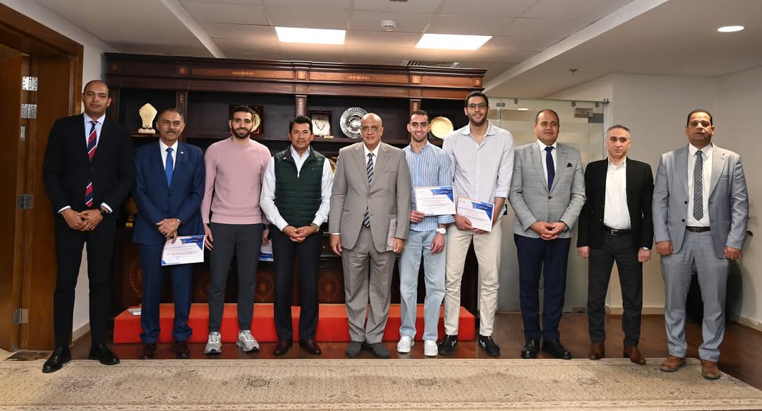 وزير الرياضة يُكرم أبطال منتخب سلاح السيف بعد فوزه بذهبية بطولة العالم