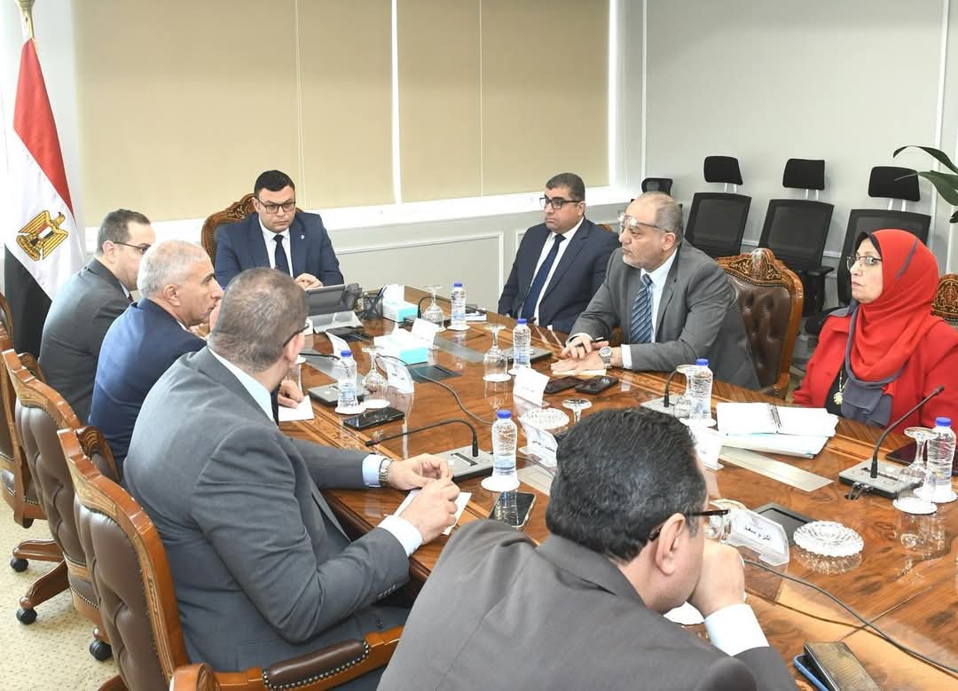 وزير الإسكان يتابع آليات طرح الأراضى والفرص الاستثمارية بالمدن الجديدة