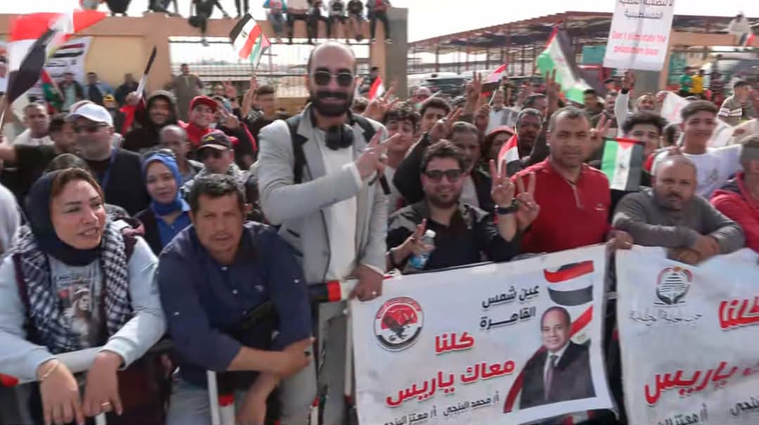 آلاف المصريين يحتشدون بالعريش لاستقبال الرئيس وماكرون
