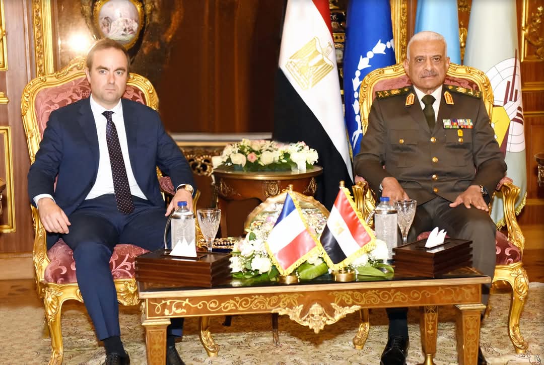 القائد العام للقوات المسلحة وزير الدفاع والإنتاج الحربى يلتقى وزير الجيوش الفرنسية 