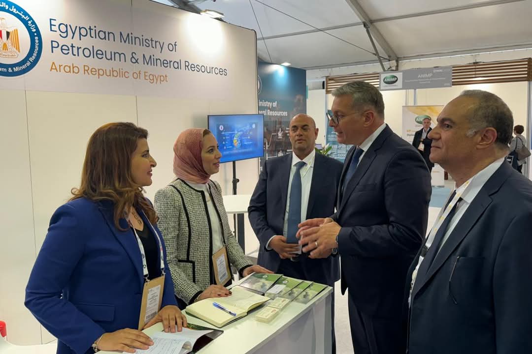 بدوى يتفقد جناح البترول المصرى بمعرض مؤتمر (OMC 2025) برافينا الإيطالية