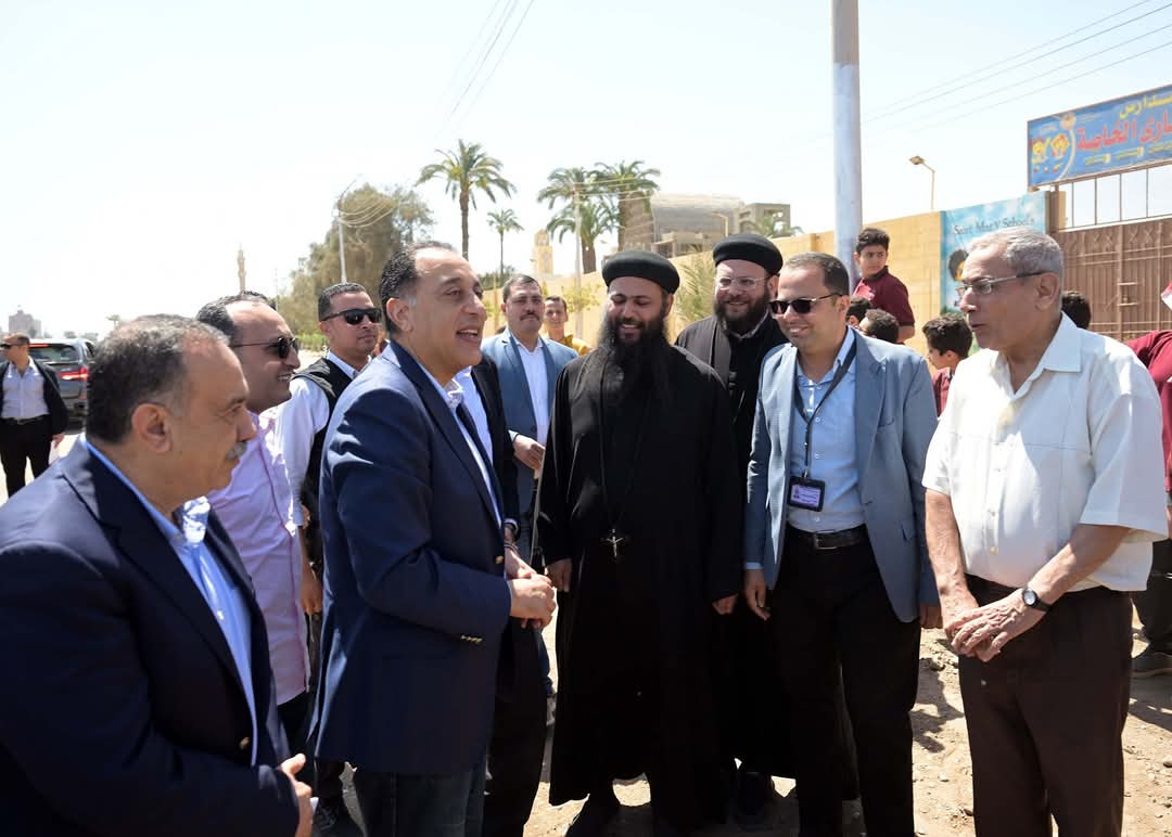 معلمو وطلاب مدرسة " سانت ماري" بمنفلوط.. يرحبون برئيس الوزراء
