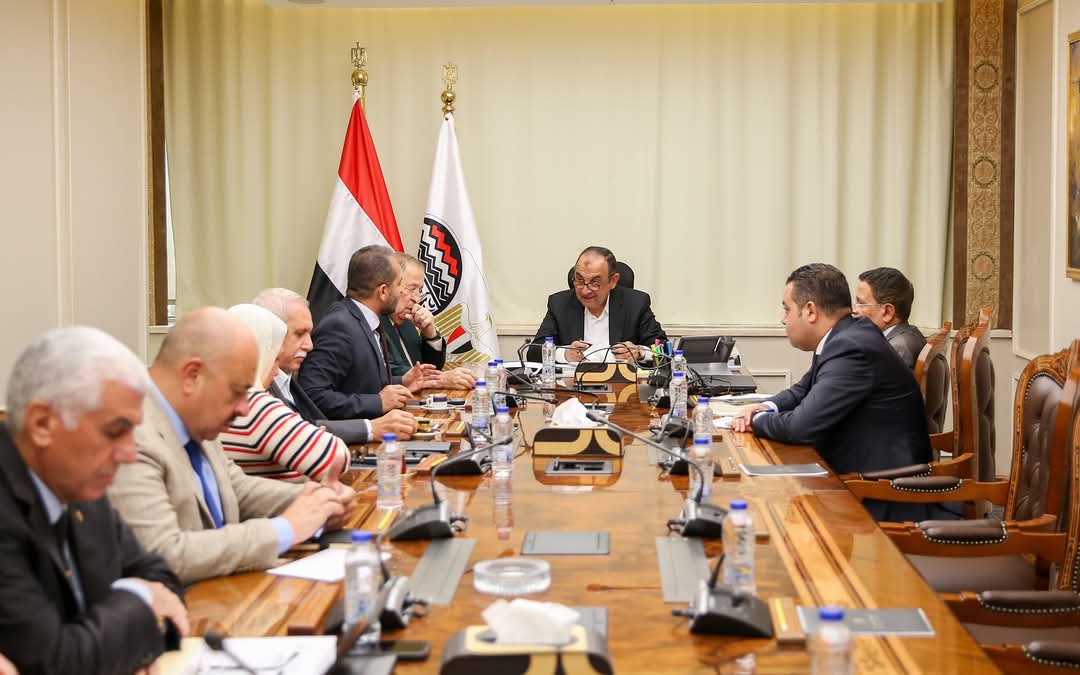 وزير قطاع الأعمال يلتقى وفدًا من اتحاد المستثمرين