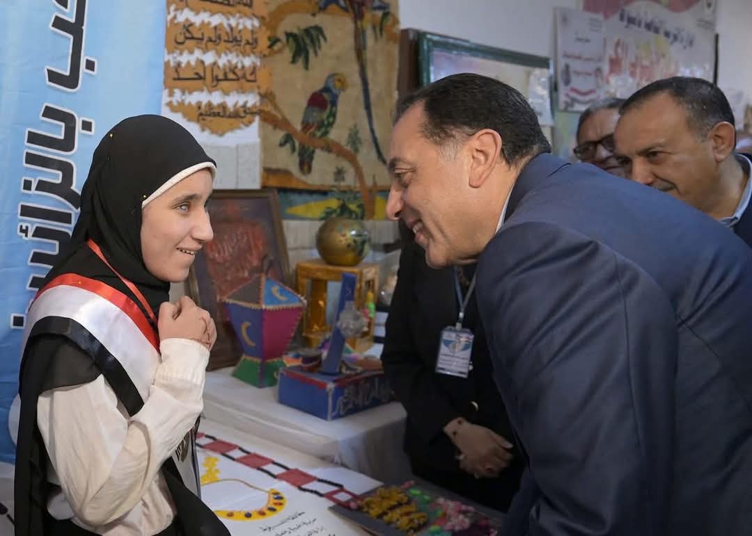 لفتة إنسانية لرئيس الوزراء مع طالبة موهوبة من المكفوفين بأسيوط 