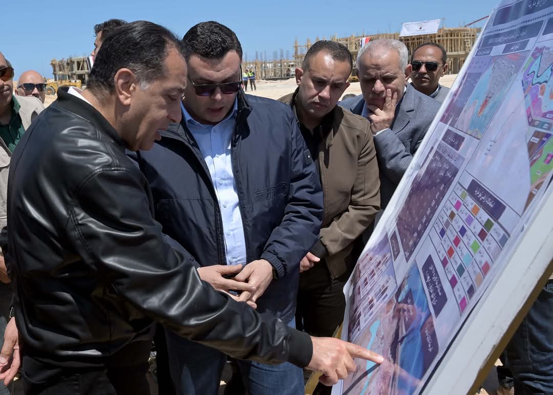 رئيس الوزراء يتفقد مشروع مارينا By The Lake M8 بالعلمين الجديدة - الخبر لايف