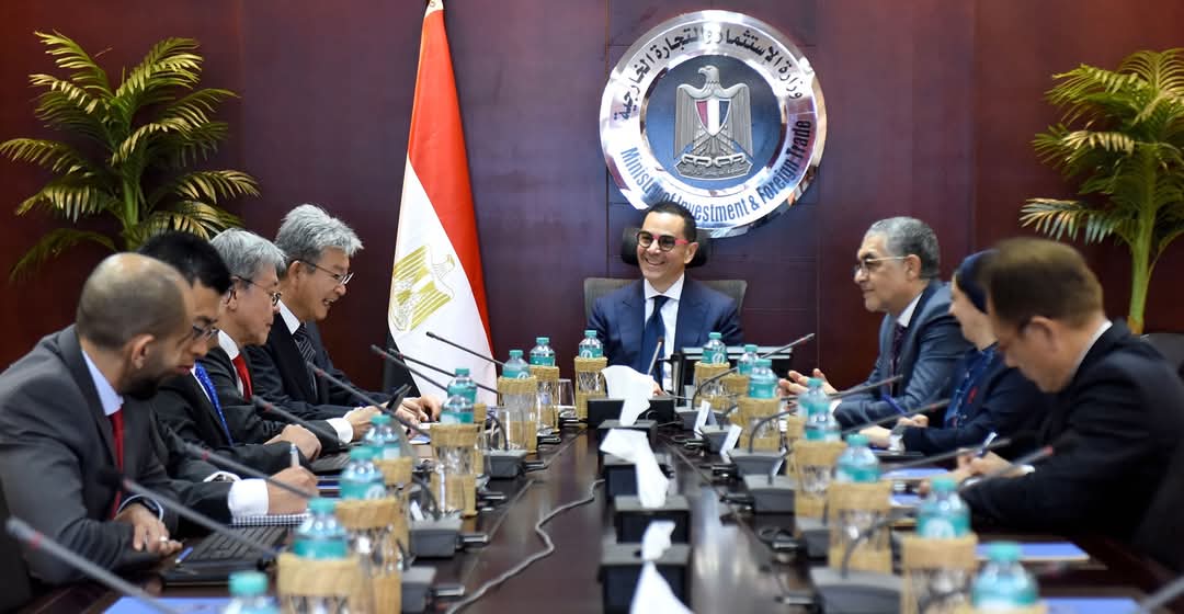 وزير الإستثمار يلتقى رئيس مجلس إدارة شركة يازاكى اليابانية