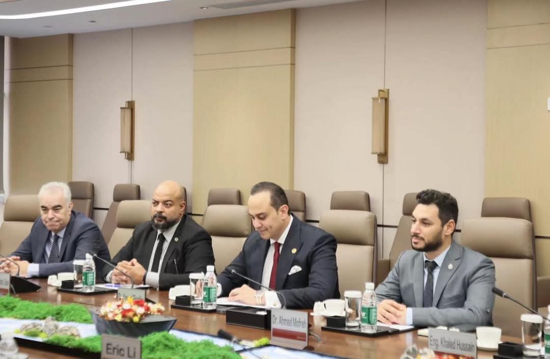 رئيس الرعاية الصحية يبحث مع "مندراى" توطين التكنولوجيا الطبية الحديثة 