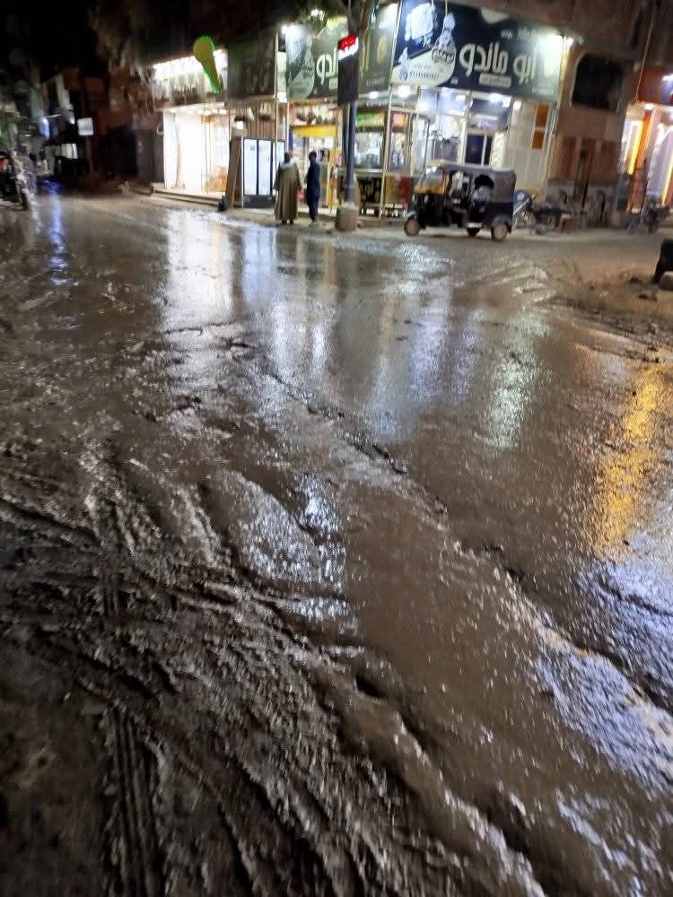 كسر مفاجئ بخط المياه الرئيسي يغرق شارعًا حيويًا بقرية سيلا في الفيوم... والأهالي يستغيثون بالمسؤولين