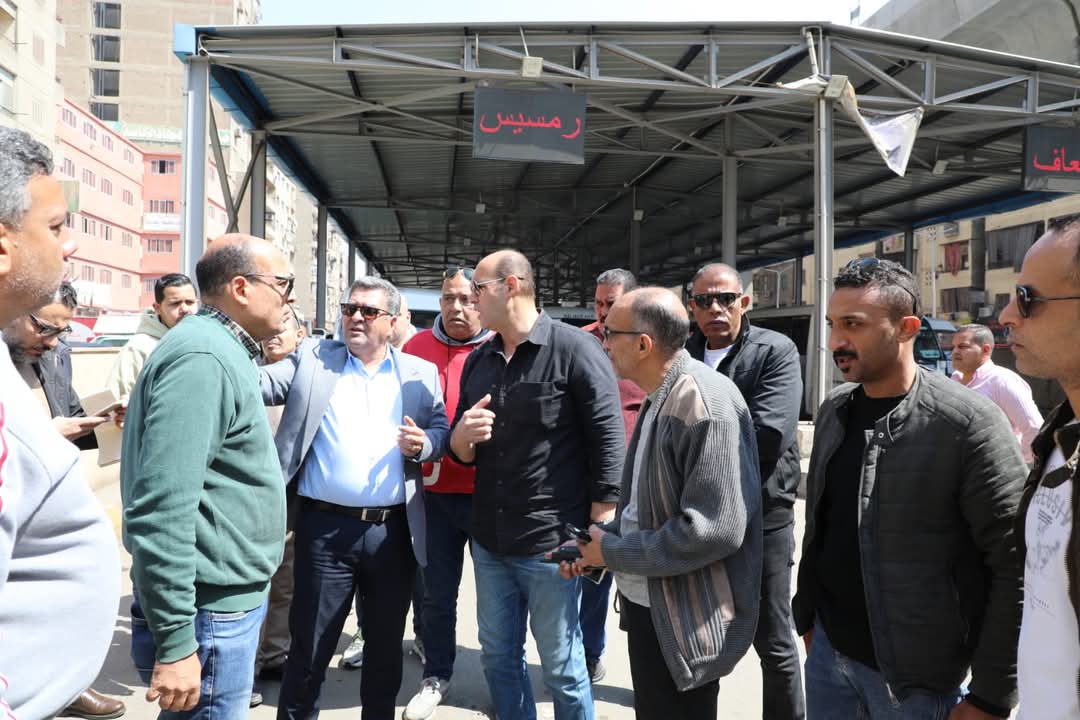 مرعى يتابع انتظام العمل بمواقف سرفيس الجيزة والتزام السائقين بالتعريفة الجديدة