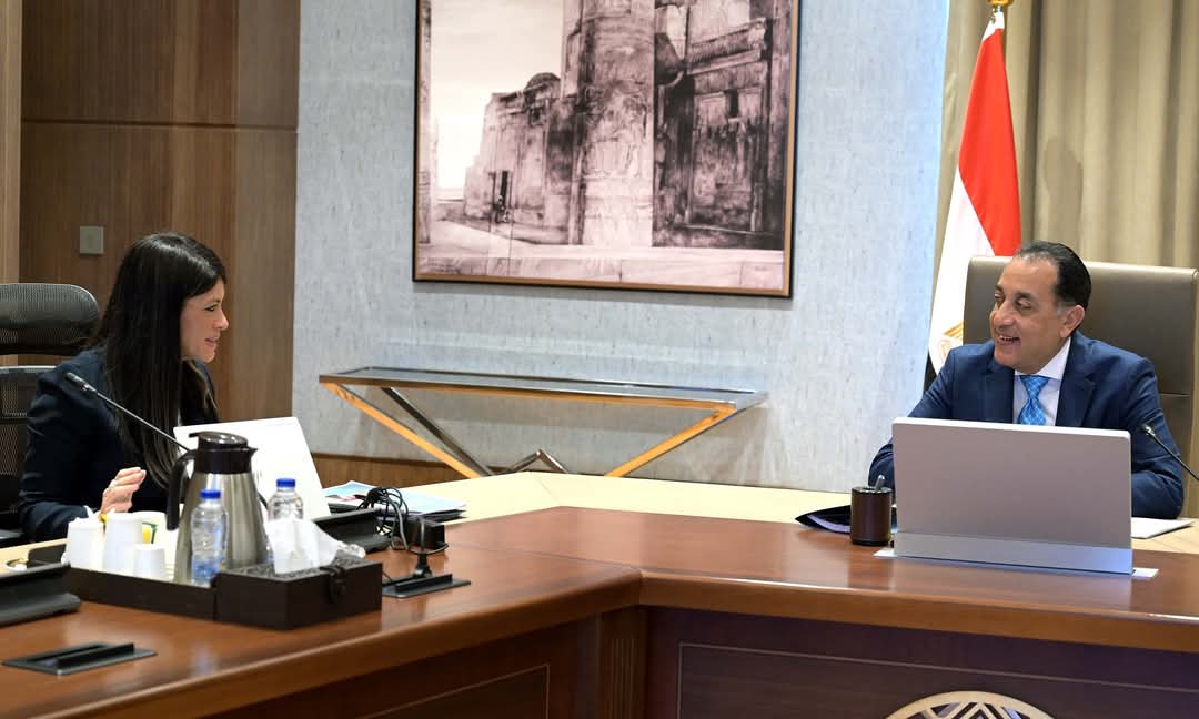 رئيس الوزراء يتابع مع وزيرة التخطيط عدداً من ملفات العمل