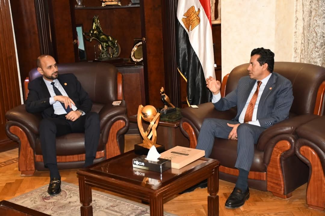 وزير الشباب والرياضة يلتقي رئيس مجلس أمناء مؤسسة "حماة الأرض"